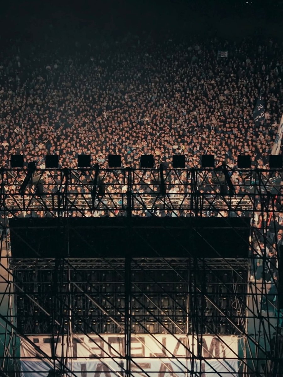 E pensare che qualcuno ha avuto il coraggio di definirla SPARUTA MINORANZA o di additarla come IL MALE DELLA LAZIO, come una banda di COSPIRATORI e ESTORSORI...
Ma che ne sapete voi di Lazio e dei Laziali!