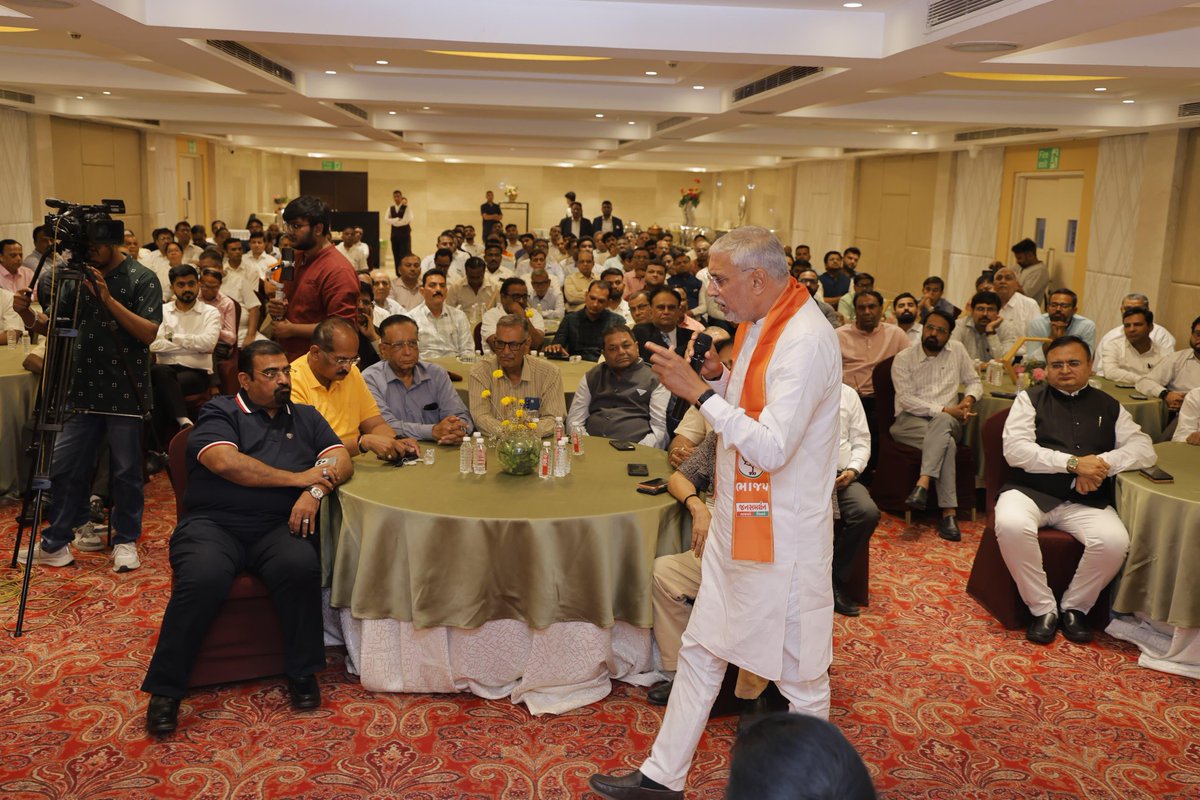 જન-જનનો સાથ, વિકાસની વાત...

આજે વડોદરા મહાનગરના પ્રબુદ્ધ નાગરિકો, શ્રેષ્ઠીઓ અને સમાજના અગ્રણીઓ સાથે સંવાદ કર્યો. 

માનનીય પ્રધાનમંત્રી શ્રી <a href="/narendramodi/">Narendra Modi</a> સાહેબના નેતૃત્વમાં ભાજપ સરકારની લોકકલ્યાણકારી યોજનાઓ અને પ્રગતિશીલ સિદ્ધિઓની વિસ્તૃત રૂપરેખા રજૂ કરી.