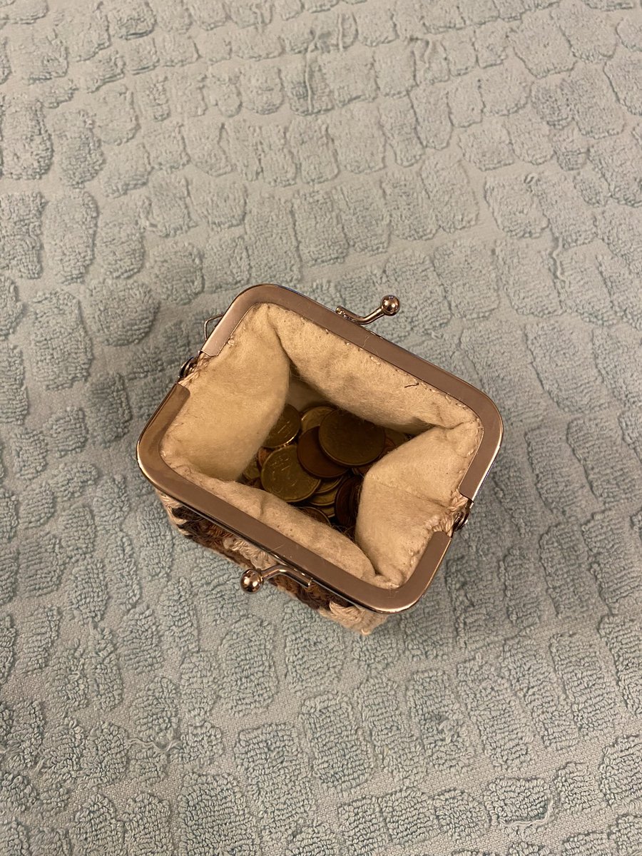 LaraDelPizzo's tweet image. Piccole creazioni, grandi soddisfazioni 🧶✨
Questo portamonete all’uncinetto nasce punto dopo punto, tra pazienza, errori e tanta voglia di imparare. Ogni filo intrecciato racconta un momento di calma e di cuore.

#uncinetto #handmade #fattoamano #creazioni