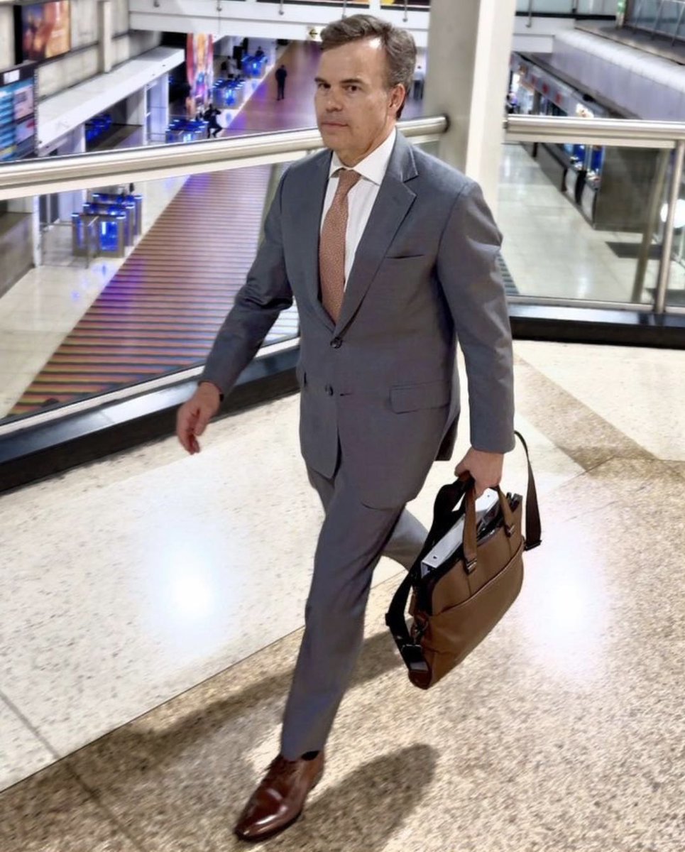 MagJorgeCastro's tweet image. ⚠️⚠️Llega a #Venezuela el nuevo Encargado de Negocios de los Estados Unidos.

En un comunicado John Barrett afirma que llega para implementar el plan de tres fases de Trump y Rubio para el país.