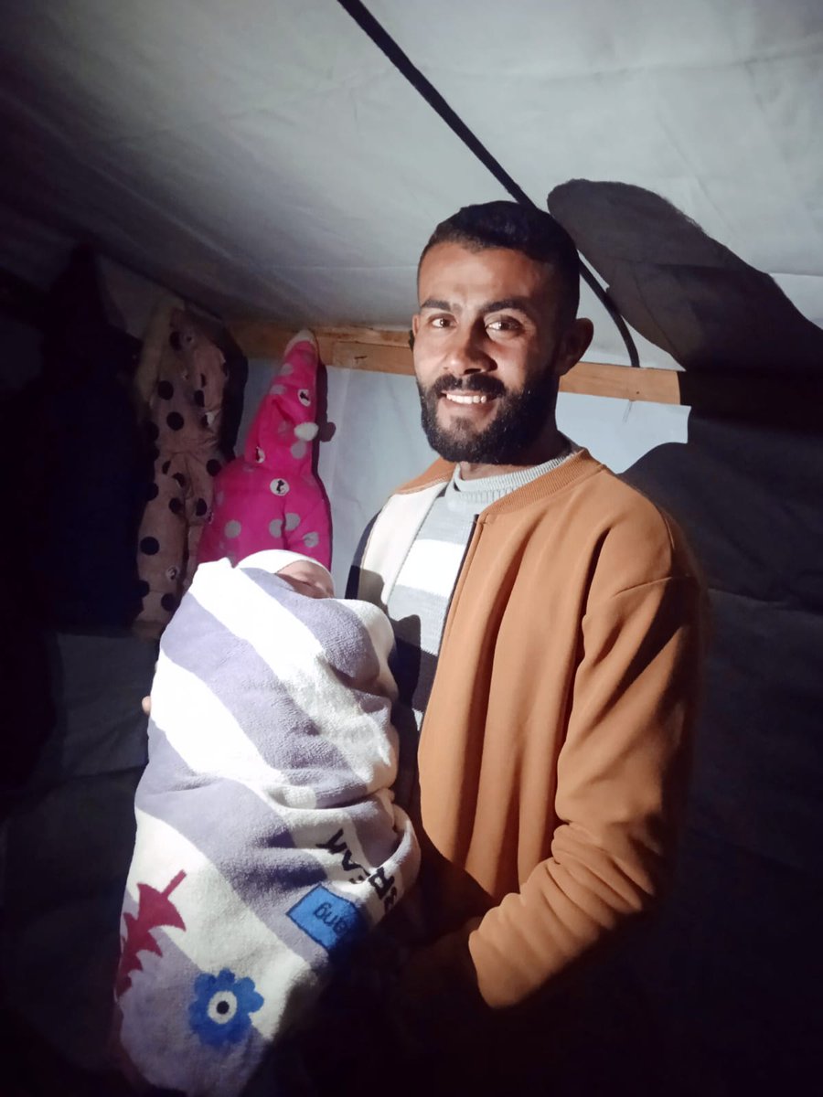 rakan_yous62066's tweet image. I hope my friends will share my post because I need help buying milk and diapers for my breastfeeding baby, Qamar. I hope you will support me. Please, my friends 🙏