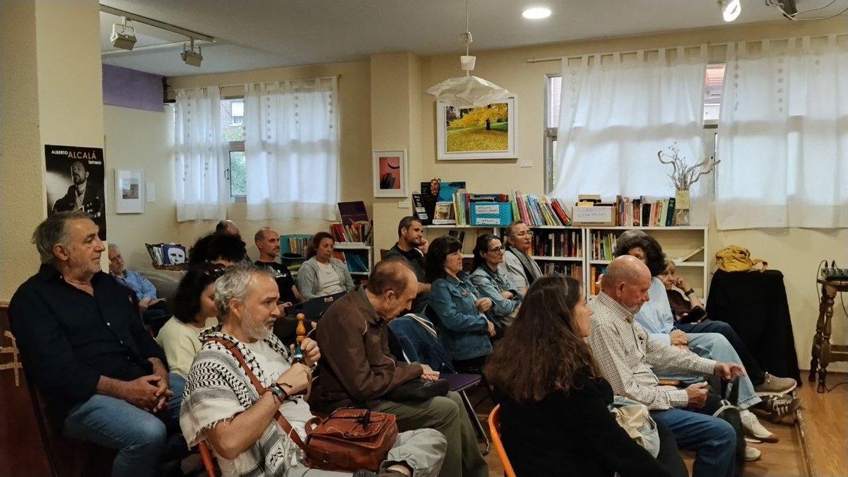 anticapiLega's tweet photo. Arrancamos el acto: "Guerras e imperialismo" con Nerea Fulgado y Miguel Urbán. Comenzamos hablando de Trump... Aún estáis a tiempo! 📢
En: La Libre de Barrio, Leganés. https://t.co/LJU6U4m8pO