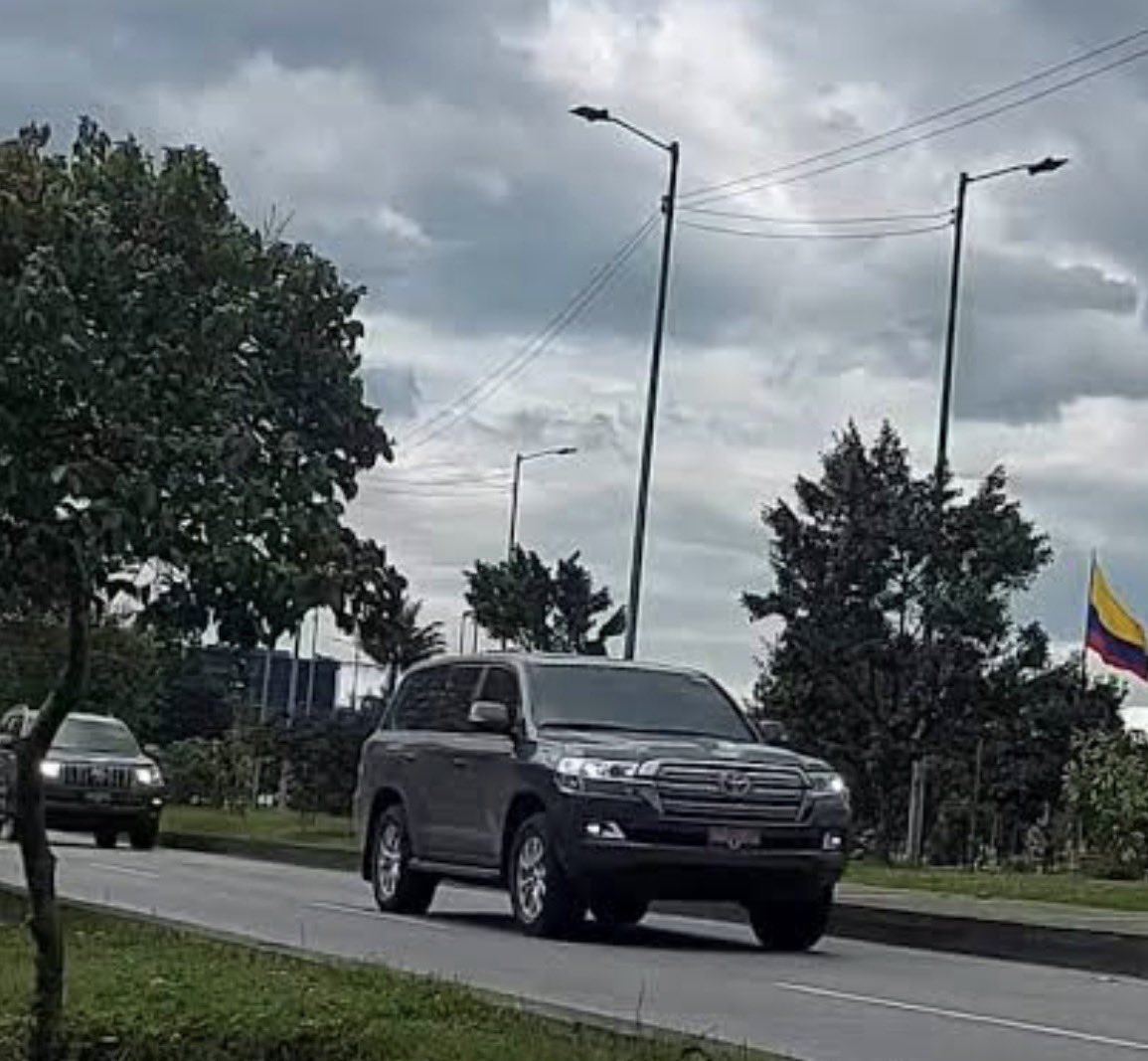 Por último, quiero referirme al esquema de seguridad de Juliana Guerrero, que consiste en 2 y hasta 3 camionetas y entre 6 y 9 hombres, que varían de acuerdo a las circunstancias y la región. Cuando llega al Cesar para sus encuentros con Ape Cuello, parece que llega la primera