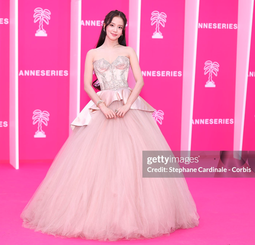 Jisoo is a pink Barbie princess serving face card at the Canneseries Festival.