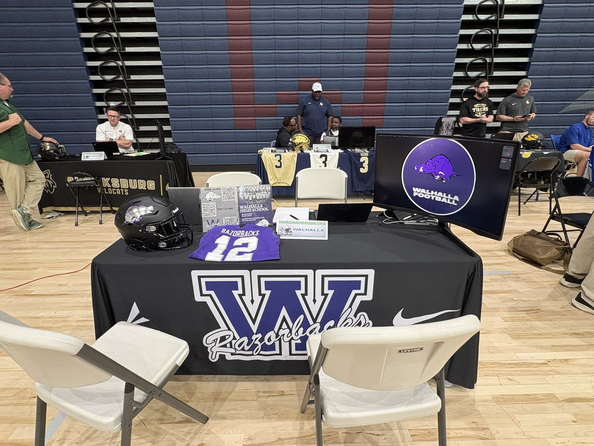 WalhallaHSFBall's tweet photo. SCFCA recruiting fair today! 🐗 https://t.co/bA6CI8uwPh