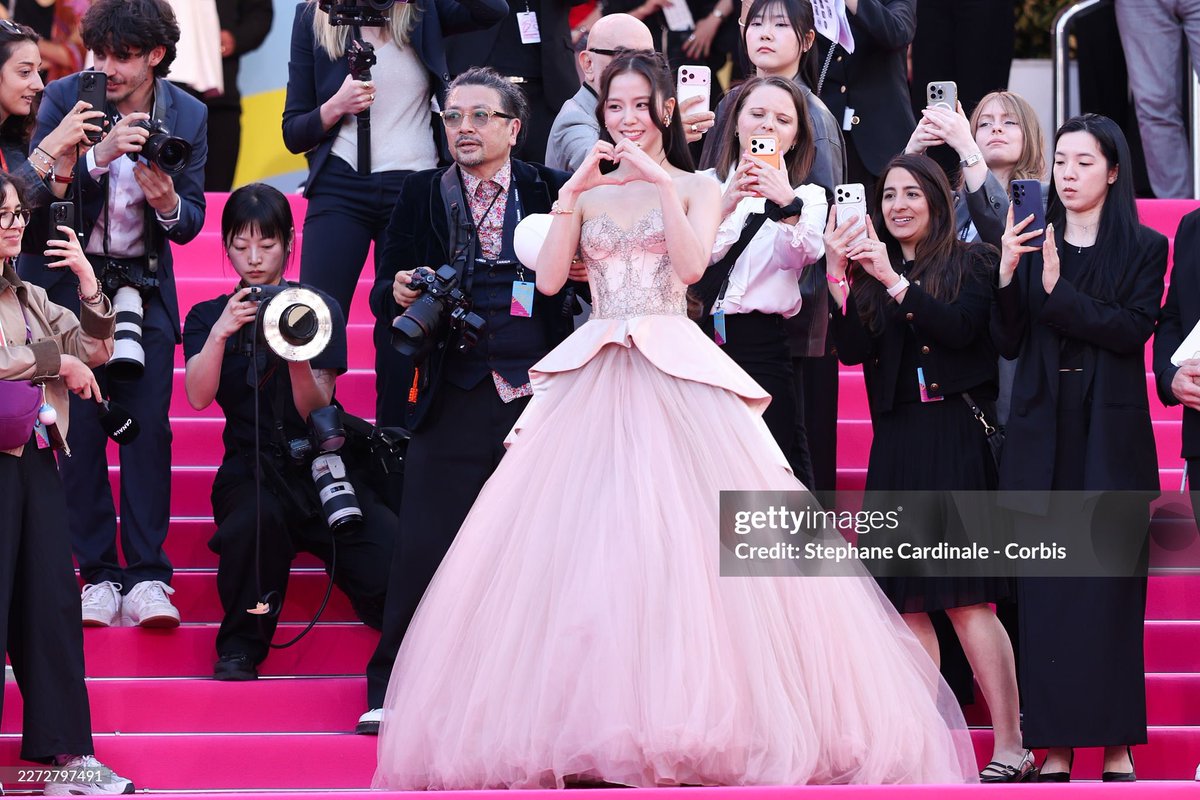 by jisoo🪐 tweet media