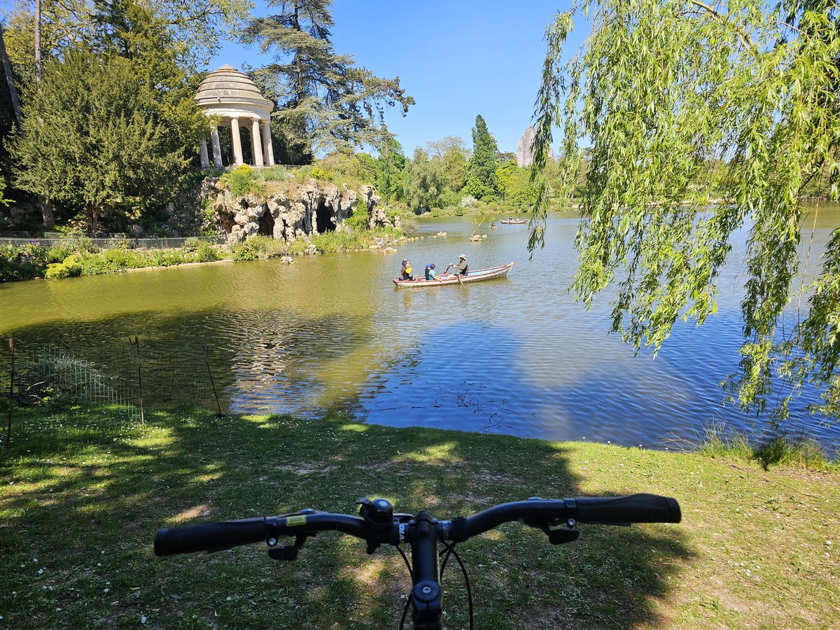 ojcius's tweet image. Sunny afternoon by the Lac Daumesnil, cool shade waiting in the woods

#boisdevincennes #biking