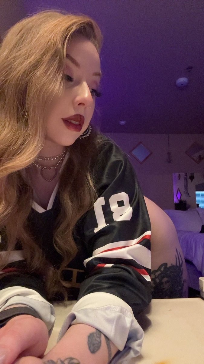 LokiNecromancer's tweet photo. @swift_xo_ is quite honestly the kindest person I have ever had the privilege of promoting. Her soul is as beautiful as her visage is, and as you can see below, her visage is quite pleasing! Book an appointment today! 
swift@mustangranch.com
#nightangel #courtesan #beautifulgirl https://t.co/P3VauL8XkA