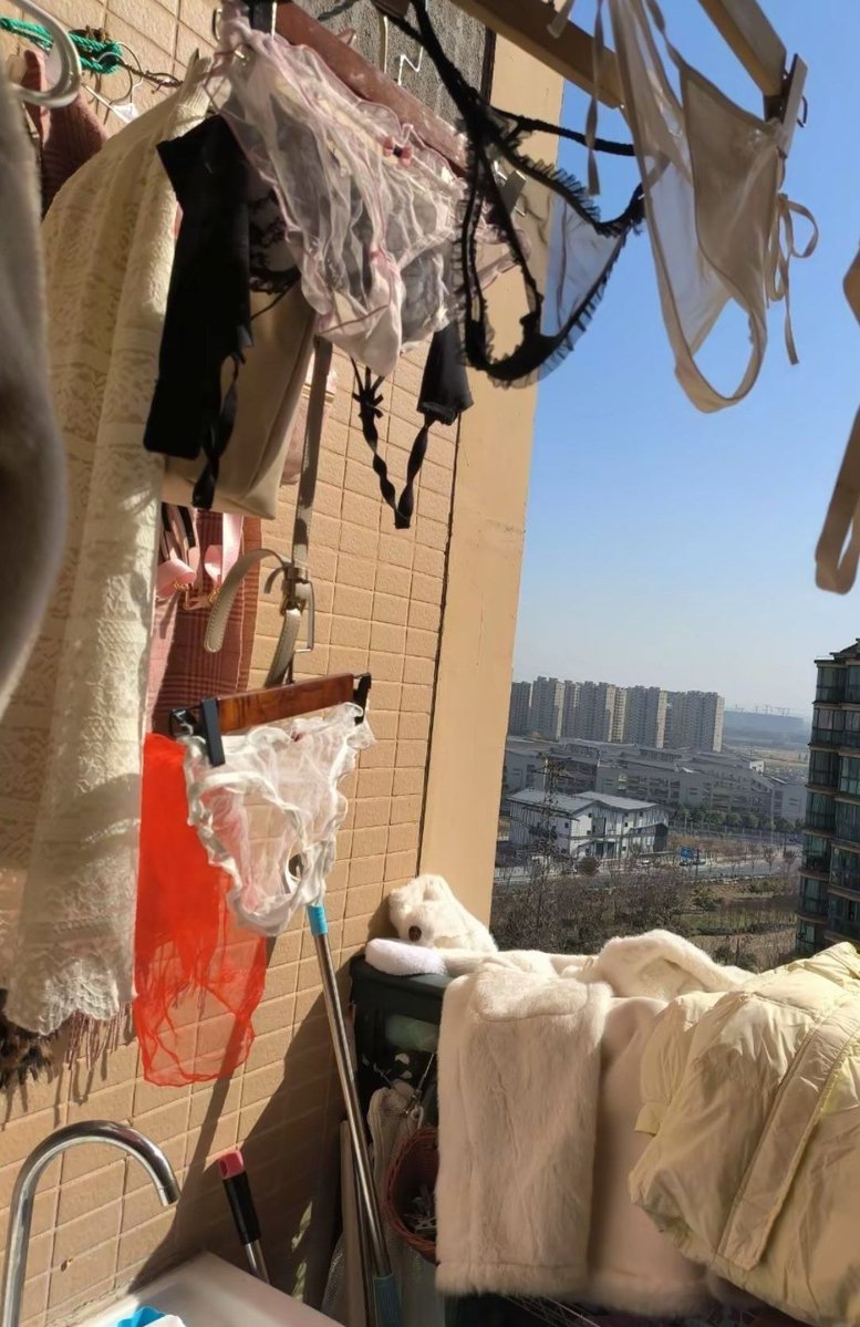 xlys324's tweet photo. 平时都没有看见我的邻居在阳台抽烟的，今天看见他一直偷瞄我家这边，不知道心里在想点什么🥲 https://t.co/q4dD7mL06e