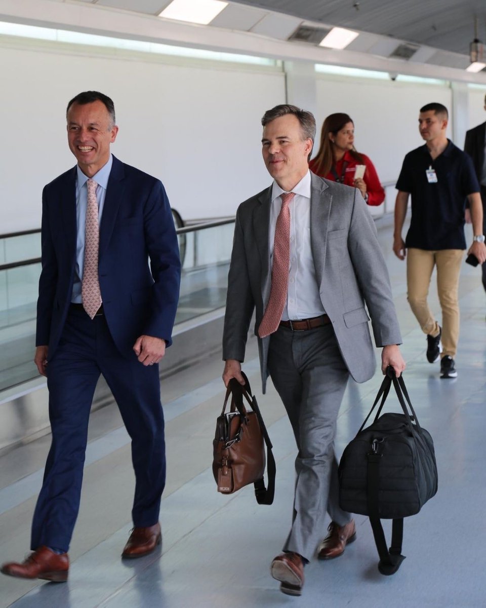 VPITV's tweet image. 🇺🇸🇻🇪 El nuevo encargado de Negocios de Estados Unidos en #Venezuela, John Barrett, llegó a Caracas este #23Abr, informó la embajada estadounidense en la capital.

“Estoy en tierra venezolana para seguir implementando el plan de tres fases del presidente Donald Trump y el