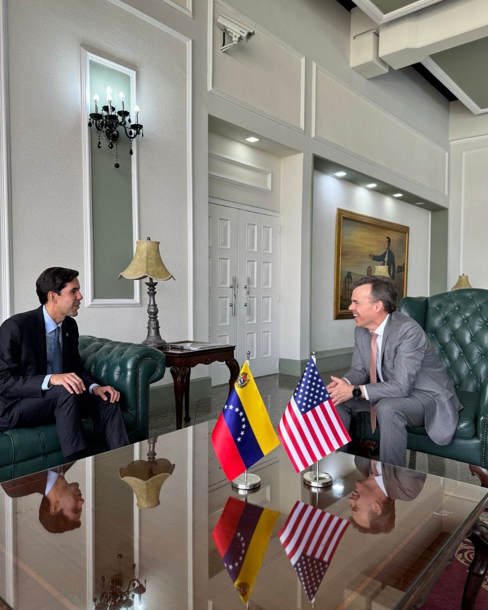 VPITV's tweet image. 🇺🇸🇻🇪 El nuevo encargado de Negocios de Estados Unidos en #Venezuela, John Barrett, llegó a Caracas este #23Abr, informó la embajada estadounidense en la capital.

“Estoy en tierra venezolana para seguir implementando el plan de tres fases del presidente Donald Trump y el