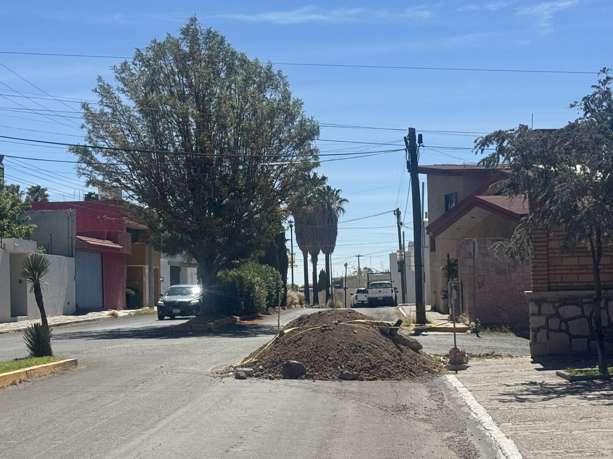 EdgarMajul's tweet photo. @AMD_Durango @ObrasPublicasDG @josejoseantonio @DurangoCap @SriaAyuntamien1 @CHAVACHAVEZM Día 8 y sigue todo igual.

La dirección la compartí en el post original.

Calle paseo del Saltito esquina con calle sierra de los altares.
Fracc Lomas del Sahuatoba. https://t.co/kAzbukxtgm