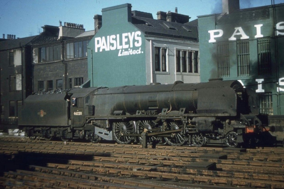 PastGlasgow's tweet image. It's 1955 and a Coronation class locomotive in British Rail green passes Paisley's tailor and outfitter at the corner of Jamaica St and Broomielaw, probably on its way to London from Glasgow Central. 

#Glasgow #railway #steam