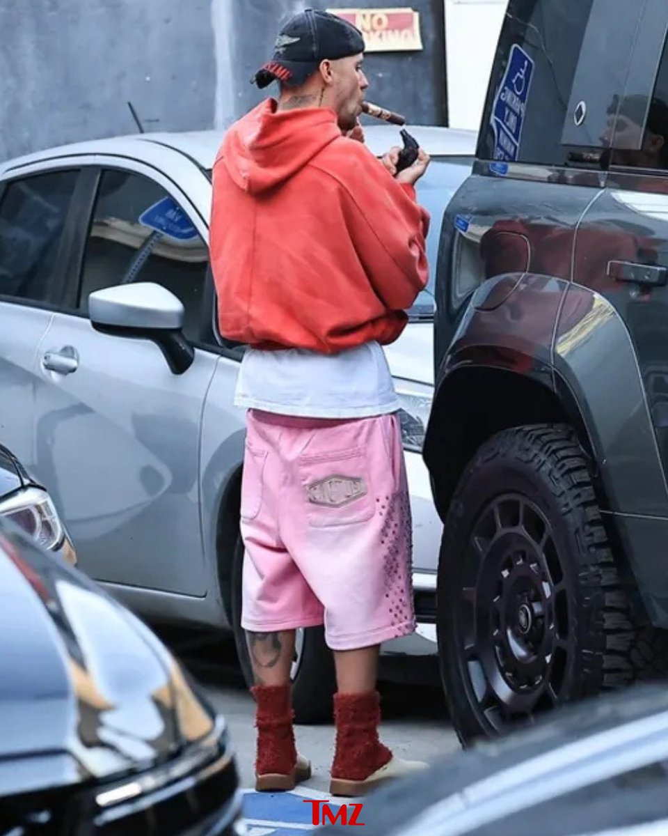 TMZ's tweet image. Justin Bieber celebrates his Coachella success with a Cigar after a sushi date! tmz.me/TU7wlPS

📸: Backgrid