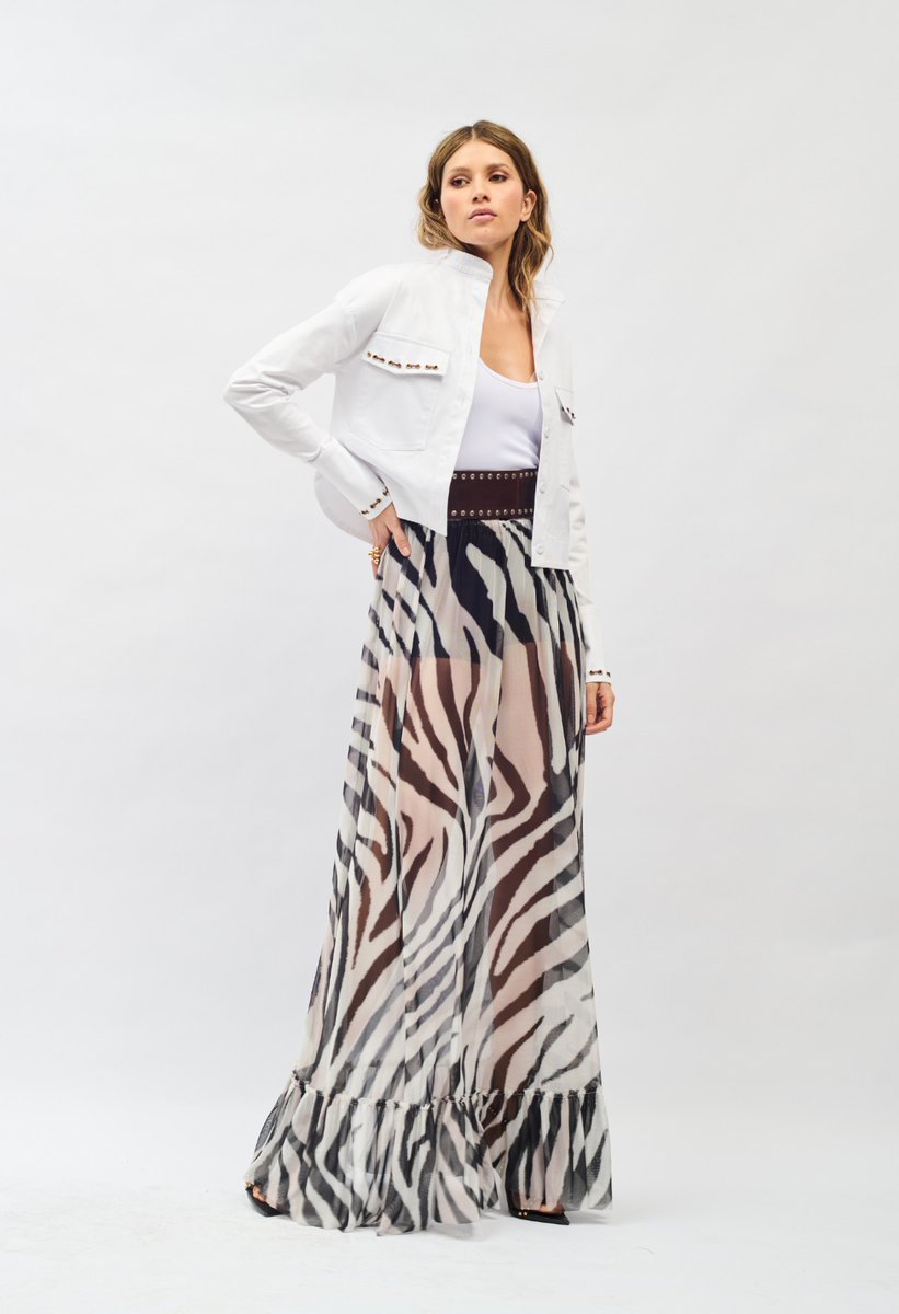 argemiro_sierra's tweet image. Transparencias manejadas con tacto y elegancia, mezcla de telas y texturas para tí que eres moderna y chic ! 💖
Falda animal print con shorts interior y blusa de algodón con ojaletes metálicos y cordón decorativos! 🫶💐
argemirosierra.com 
#Moda #Fashion #Vogue #Colombia