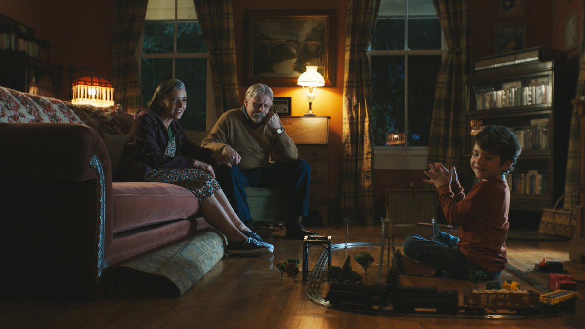 Mientras el mundo se desvanece, los recuerdos de Chuck revelan un viaje íntimo... Y reflexivo donde la belleza de vivir surge en lo más simple.

Esta joya de pelìcula protagonizada por Tom Hiddleston, ya está disponible ✨

"La Vida de Chuck"