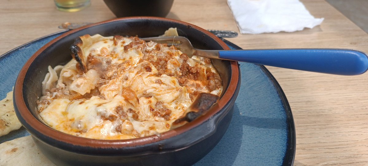 Si algún rato se pasan por La Floresta y les hace hambre, vengan a un restaurante chiquito, sin pretensiones donde la comida italiana es de infarto y a unos precios que ni les cuento. Se llama Fiori, su dueño estudió gastronomía en Italia y se nota.  Toledo y Coruña, x si acaso.