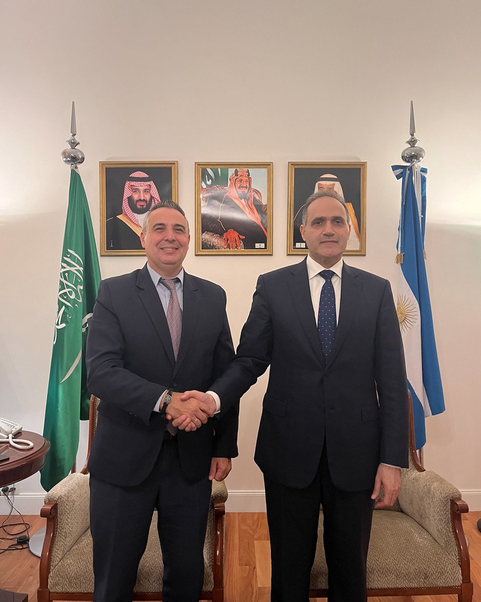 KSAembassybue's tweet image. #BuenosAires | S. E. el Embajador #Hatem_Alghamidi recibió al Jefe de División de Seguridad de Objetivos Diplomáticos de la Policía Federal Argentina, Comisario Gustavo Javier Norato. Durante el encuentro, se analizaron las vías de cooperación y coordinación entre ambas partes.