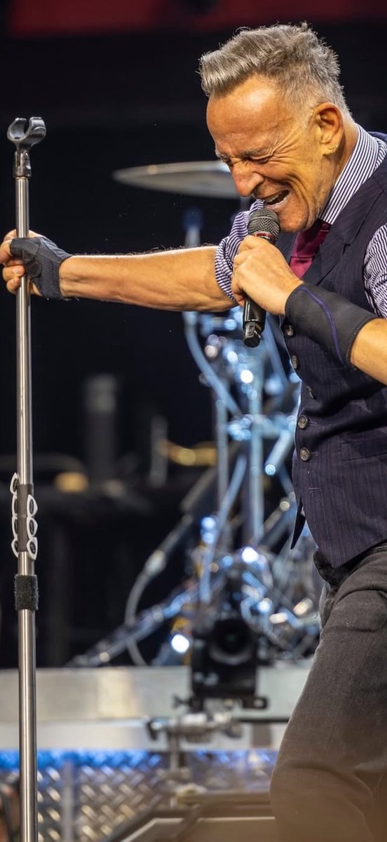 BDoltri's tweet image. “…Take a knife and cut this pain from my heart
Find somebody itching for something to start…”

❤️🎸🇺🇸🎷🇮🇹❤️🚂❤️
📸 : @redemartin

#FromItalyForBruce
#SpringsteenTour2026
#TheBoss
#Springsteen
#BruceSpringsteen
#LOHADTour
#April23
#23Aprile