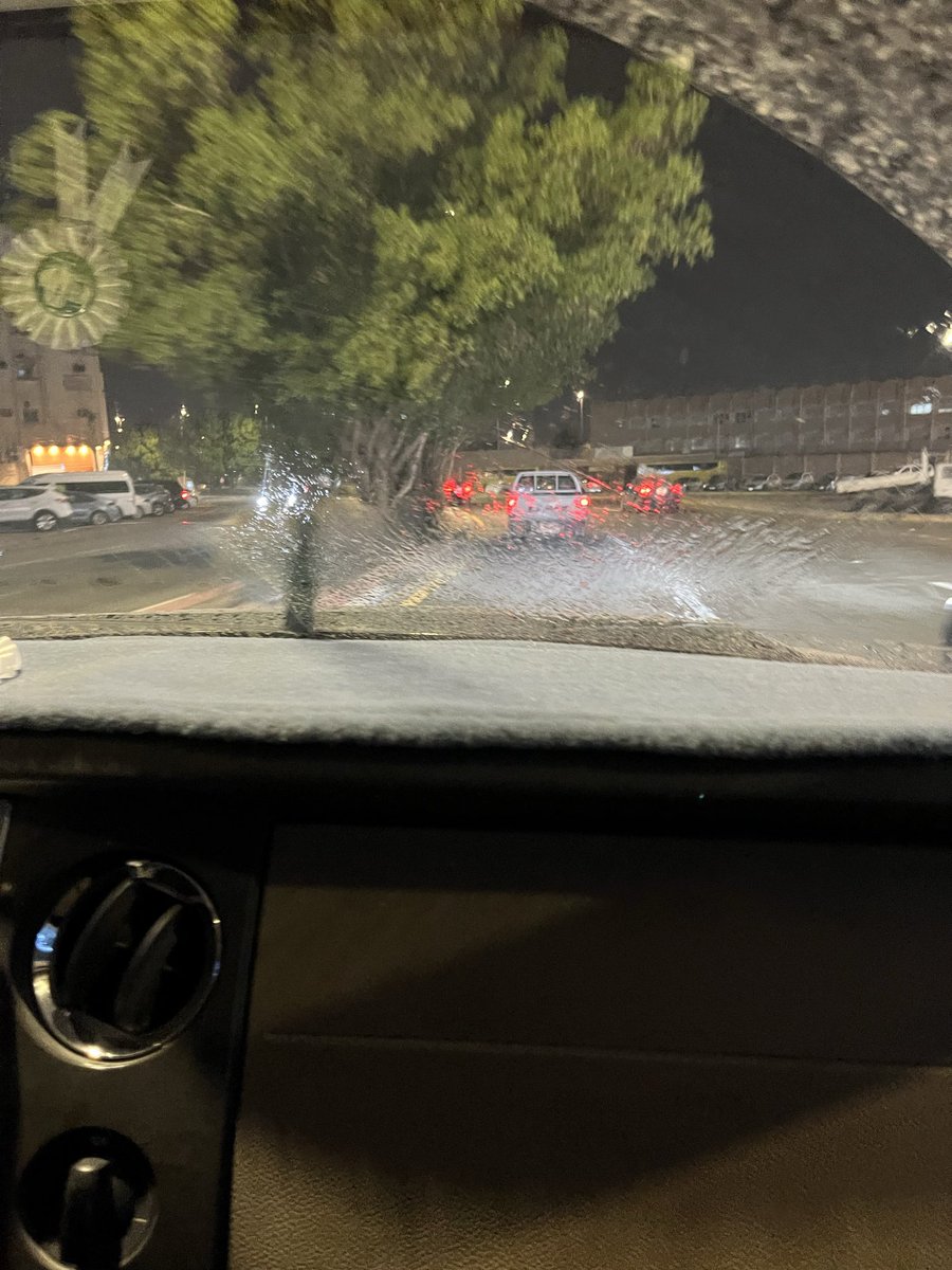 بالسيارة ونزل مطر وقطراته حلوة على المرايا فياربِ اسقي روحي وقلبي كمَا سقيت أرضنَا في هذا اليوم،..
#ليلى_المحمد 
#مطر🌧️