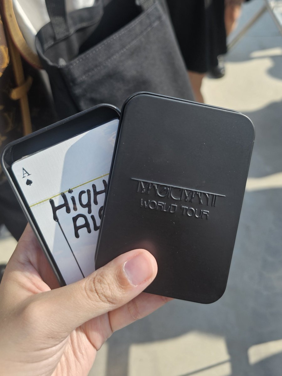 weinthecrowd's tweet image. Primeiros brindes do pacote VIP 1 incluem uma tote bag com zíper, um postcard, um baralho personalizado, um chaveiro de mini lanterna e um cordão personalizado. 

#JACKSONWANG #王嘉爾 #잭슨 #TEAMWANG #MAGICMAN2inSaoPaulo