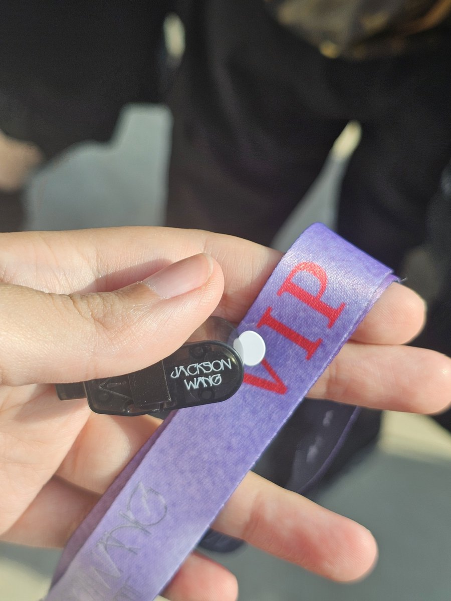 Primeiros brindes do pacote VIP 1 incluem uma tote bag com zíper, um postcard, um baralho personalizado, um chaveiro de mini lanterna e um cordão personalizado. 

#JACKSONWANG #王嘉爾 #잭슨 #TEAMWANG #MAGICMAN2inSaoPaulo