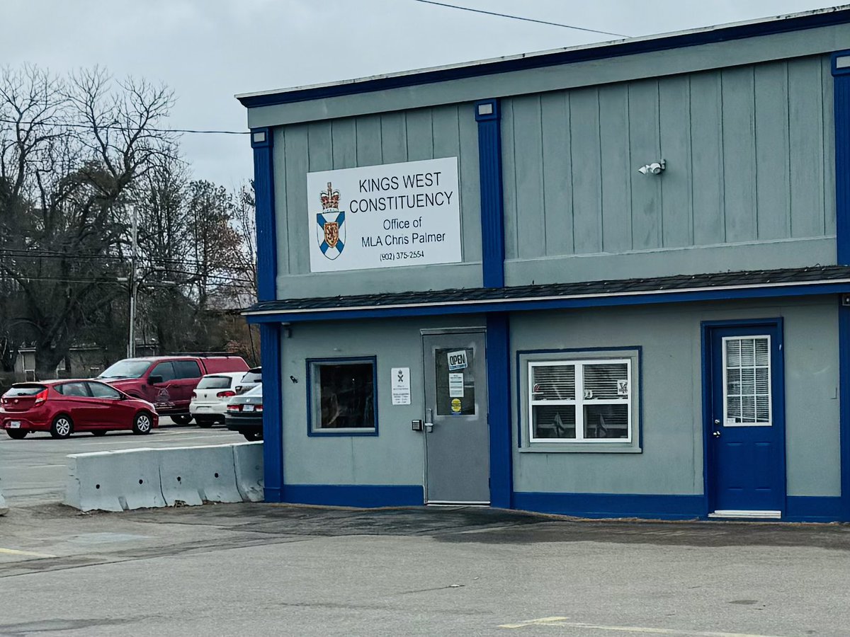 seanmaddoxart's tweet image. No sign of Chris Palmer in his riding. But shit, must be 50 protesters around the corner. Community pretty upset dude. Strike!! Care workers caring for those you don’t care about.
#chrispalmermla #nspoli #cupe #nsgov #timmustgo