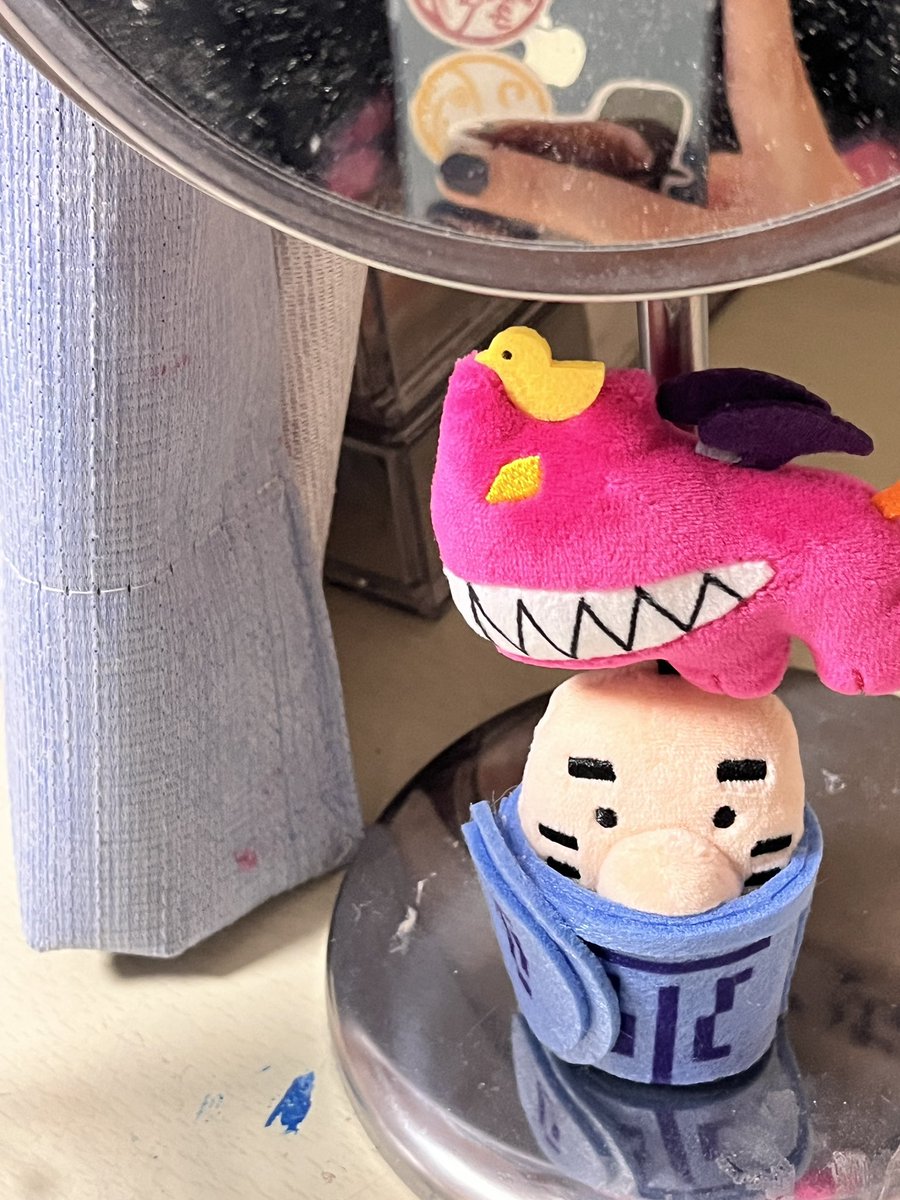 ホワイトボードに飾るのほんまに可愛いわ🫶
ikeaで買ったミラーにもくっついてくれて嬉しい🥹
 #MOTHER2  #MOTHER3