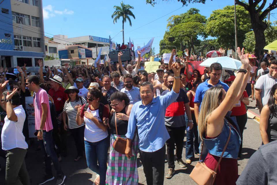 De um lado, um governo que tirou a Educação do orçamento; do outro, uma gestão que criou o Pé-de-Meia. O TBT de hoje relembra a manifestação dos estudantes contra os cortes de gastos públicos em Educação. Essa decisão reforça a lógica da família Bolsonaro, segundo a qual o Estado