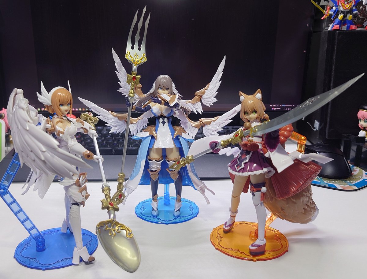 Ren0079's tweet image. カトラリーウェボン出来上がり😊
装飾部分が成形色なので全部塗装しちゃいました、光沢トップコート吹いてありますー、アルカナディアの3人に持たせてみた、アニメはいつなの？
ガンダムマーカーエアブラシで塗ってますー
#コトブキヤ
#アルカナディア
#MSG