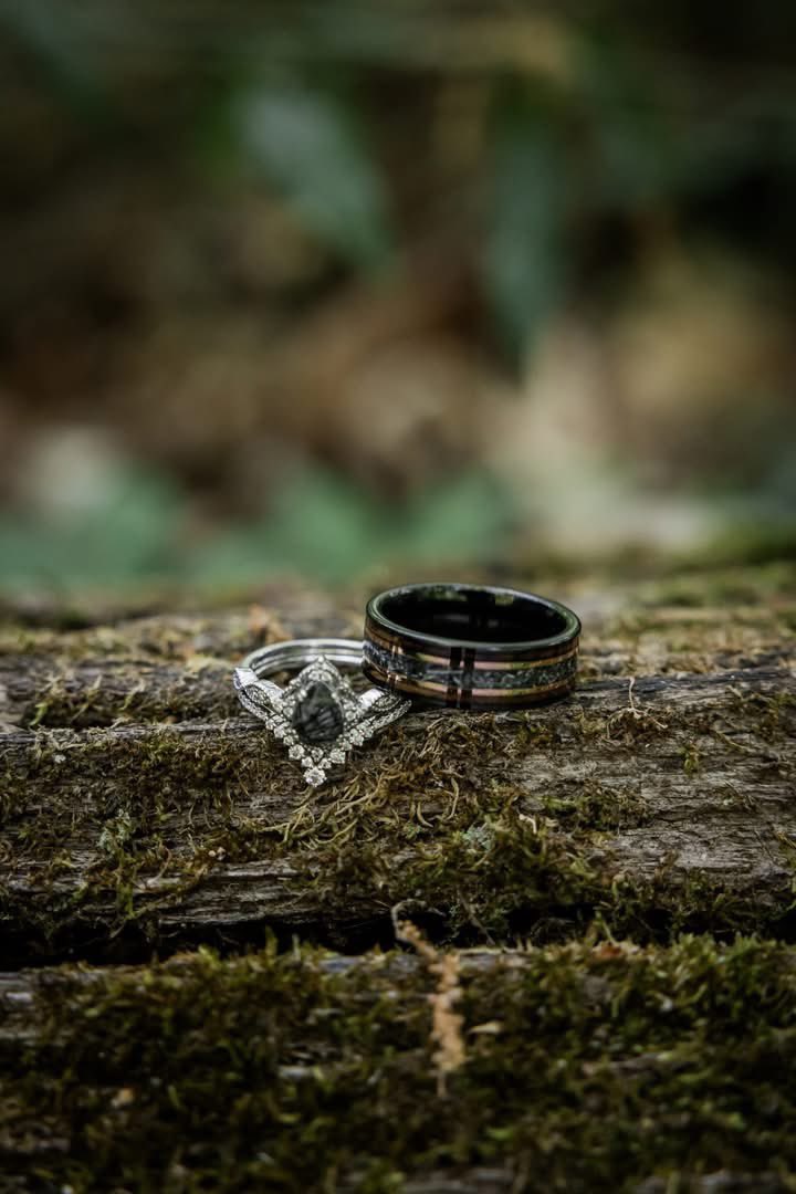 caprasouls's tweet photo. IM MARRIED!! 🤍💍🖤 https://t.co/Uk5iFiuAep