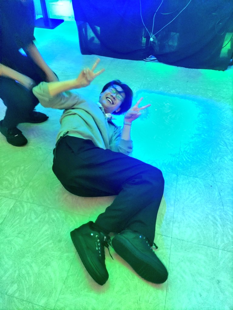 AGAIN (to i) tweet media