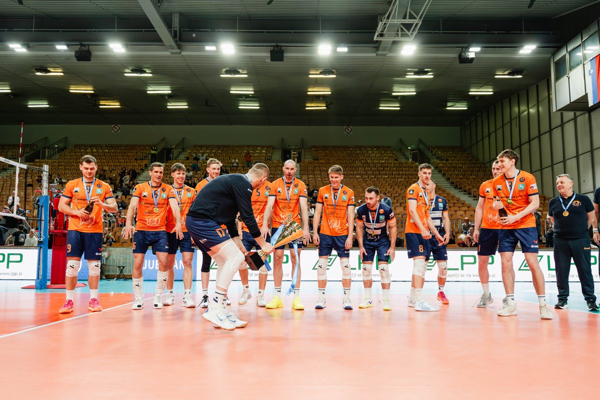 ACHVolley's tweet photo. Oranžni zmaji se veselijo 22. naslova državnih prvakov 🏆🇸🇮

Odbojkarji ACH Volleyja so s prepričljivo zmago proti Calcitu v finalni seriji še 22. postali državni prvaki. 👏👏
Več o tekmi in izjavah na https://t.co/dTX8FgPj2G

BRAVO ZMAJI🐉🧡

#orangedragons https://t.co/18hyKVI3gD