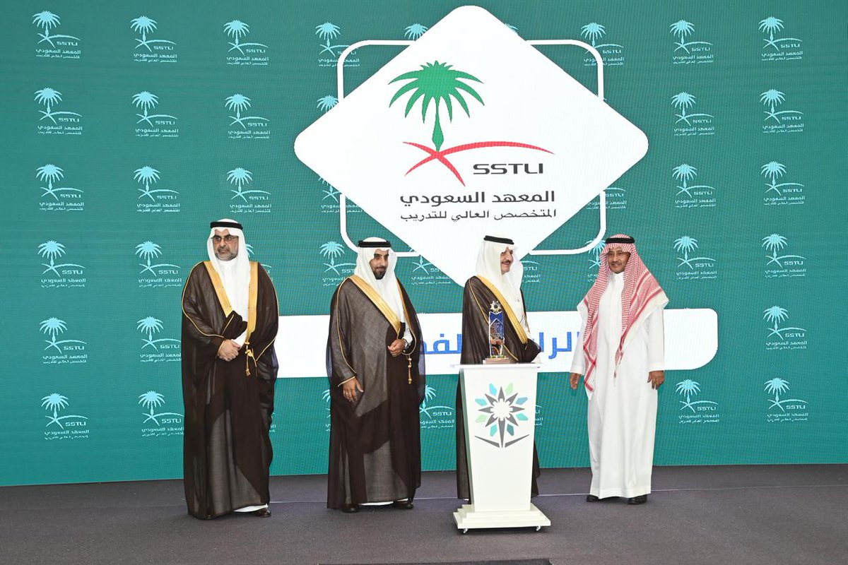 sstli1's tweet photo. حين يعانق الطموح سماء التميز
كُرِّم سعادة الأستاذ خالد محسن بن عاتي الحربي من صاحب السمو الملكي الأمير سعود بن نايف بن عبدالعزيز آل سعود خلال حفل خريجي المؤسسة العامة للتدريب التقني والمهني بالمنطقة الشرقية.
ويؤكد المعهد السعودي المتخصص العالي للتدريب فخره بهذا الإنجاز https://t.co/4E71EdTslO