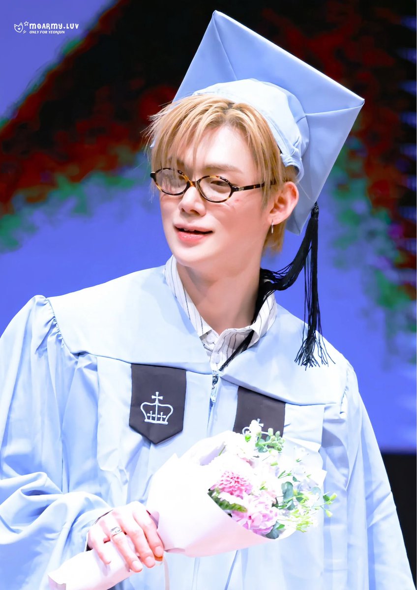 Moarmyluv's tweet photo. 260423 팬싸 🦊
우리 연쭈니 졸업 축하해~ 🎓💐

#투바투 #tomorrow_x_together
#연준 #YEONJUN #ヨンジュン https://t.co/o9VywZFE9B
