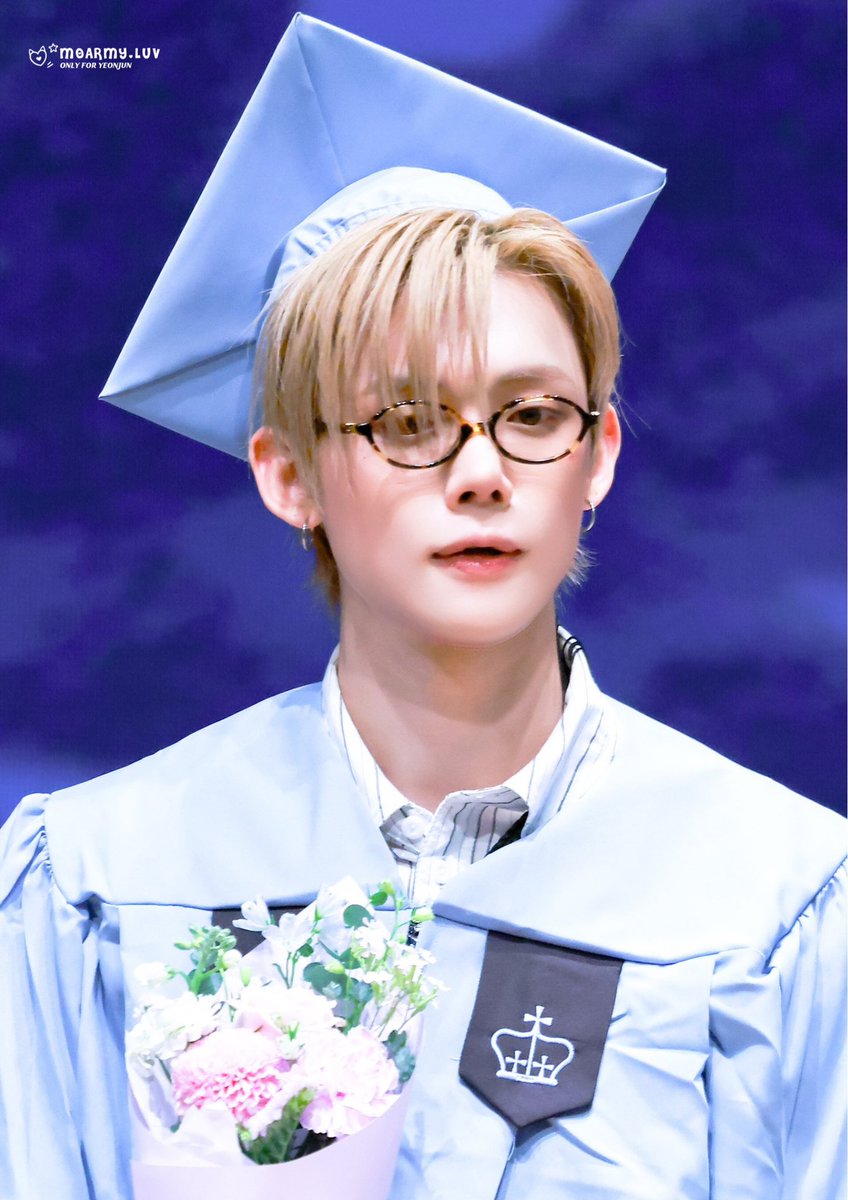 Moarmyluv's tweet photo. 260423 팬싸 🦊
우리 연쭈니 졸업 축하해~ 🎓💐

#투바투 #tomorrow_x_together
#연준 #YEONJUN #ヨンジュン https://t.co/o9VywZFE9B