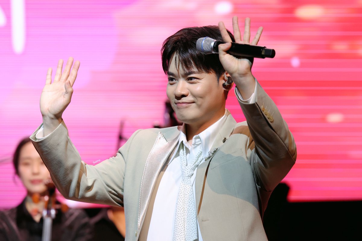 260422 함양의 편지

관객들 보며 너무 행복해보였던 유채훈😍