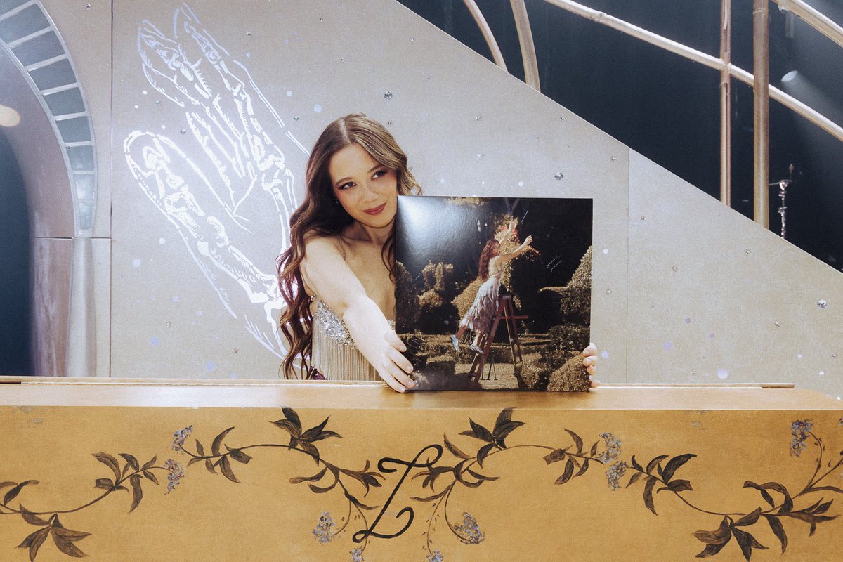 Laufey Updates tweet media