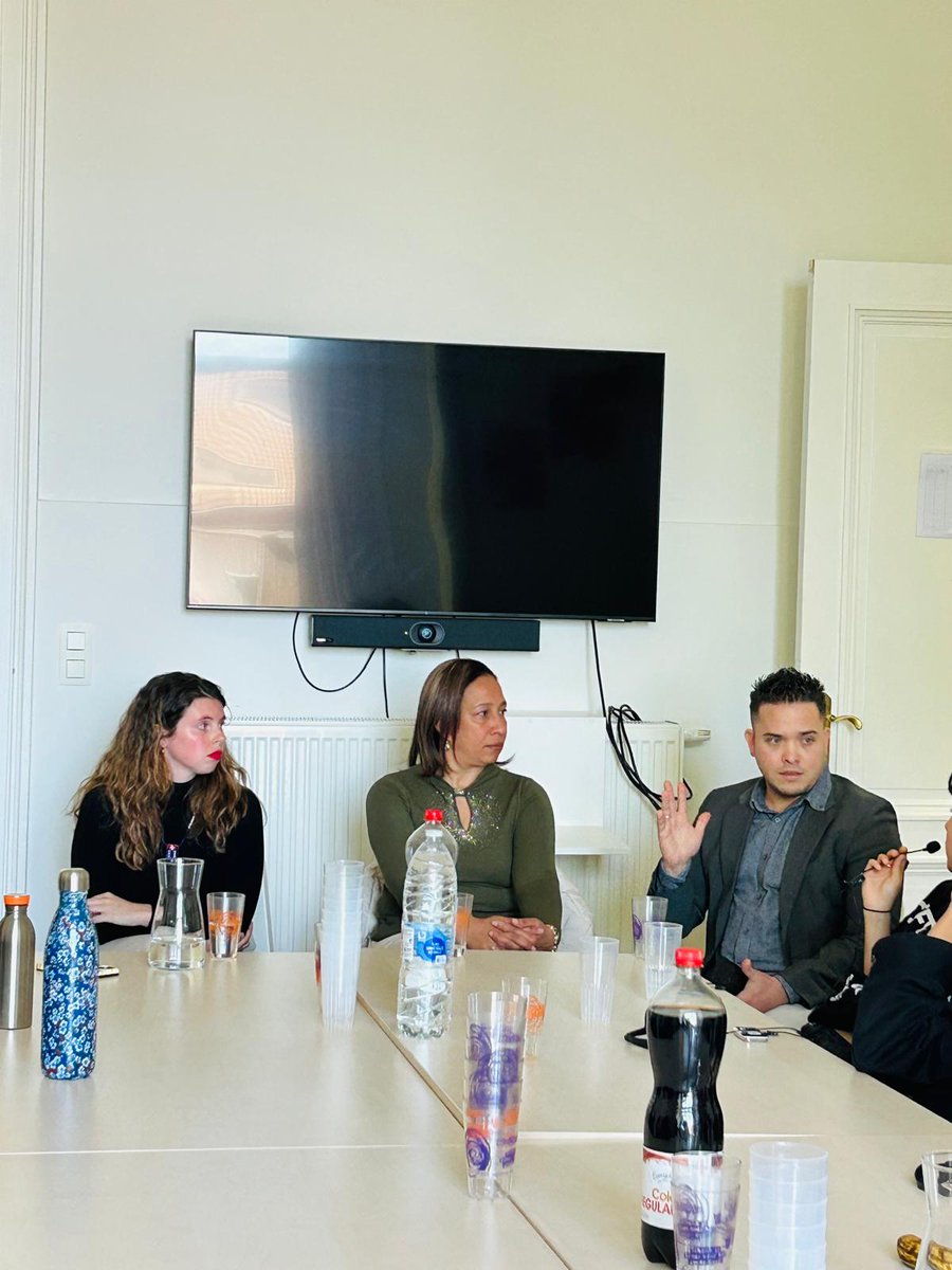 #Ahora|Dra. Damarys Álvarez, 2da jefa de la BMC que brinda sus servicios en Calabria, Italia, sostiene fructífero intercambio con integrantes de Medicina Para el Pueblo, dentro de la agenda de trabajo que desarrolla en Bruselas.
#TumbaElBloqueo
#CubaPorLaSalud