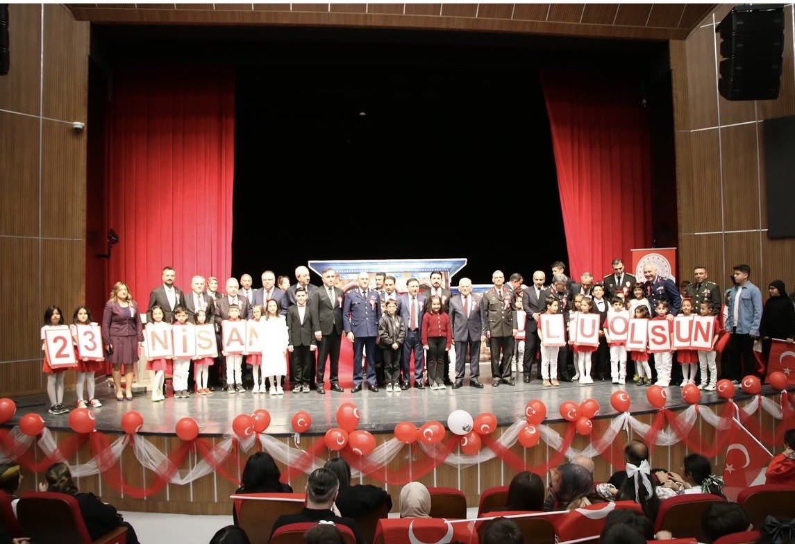 TalasMEM's tweet photo. 23 Nisan’ın sevinciyle, geleceğimizin teminatı çocuklarımızın bayramını kutluyor; onların aydınlık yarınlara umutla yürümelerini diliyoruz. 🇹🇷✨ https://t.co/gsudzKmS1V
