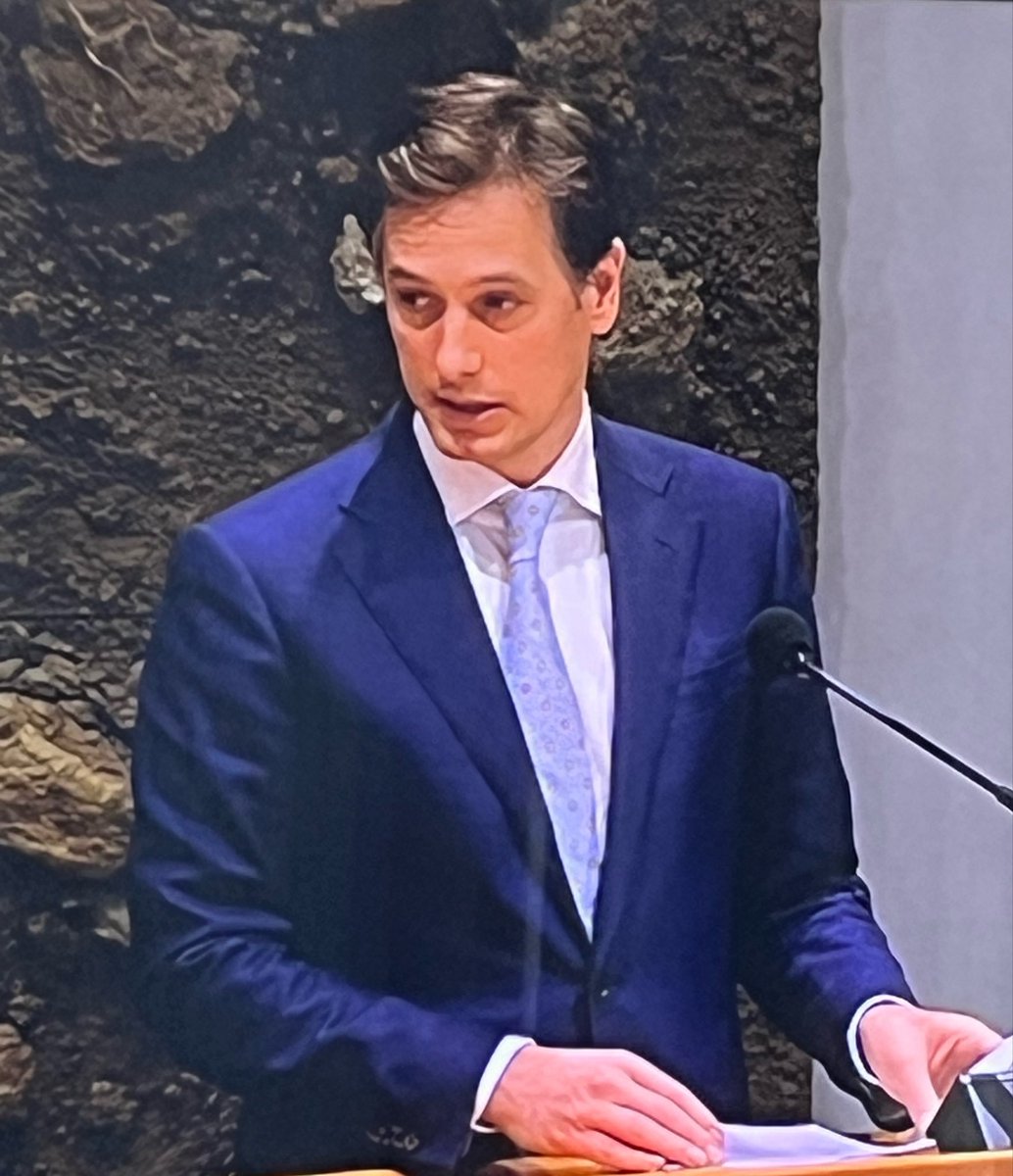 Palos11's tweet image. #voorjaarsnota #debat  #tweedekamer.  Alien dassen van volt,  dit ben je,  petaQ.   Dit moet je begrijpen dassen. @2eKamertweets