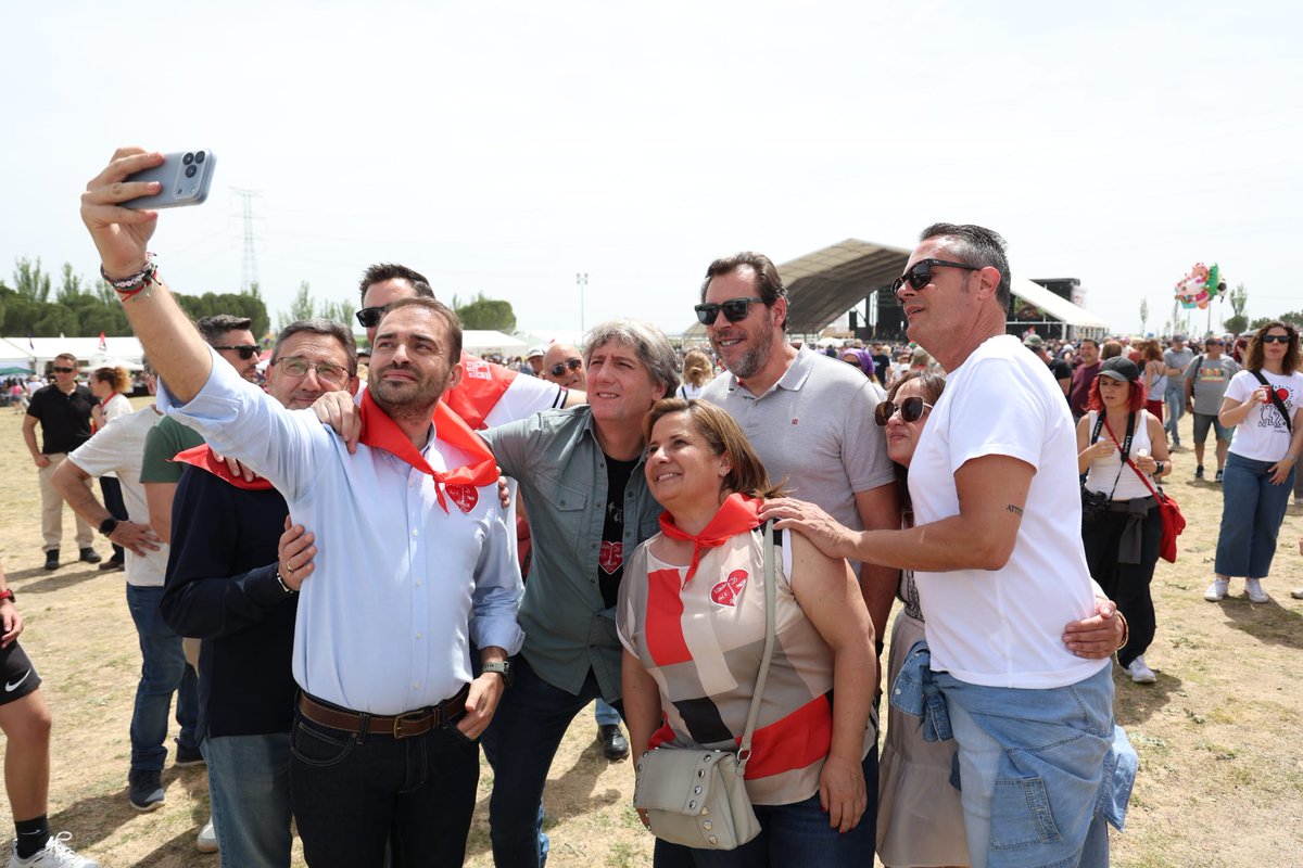 PSOE_CyL's tweet photo. La actividad no cesa en la campa de Villalar de los Comuneros en el #DíadeCastillayLeón.

👉 @cmmsoria realiza la tradicional visita a las casetas de los sindicatos @UGTCyL y @CCOOCyL.

❤️🤍 #Villalar2026 https://t.co/FPSl1iRNBW