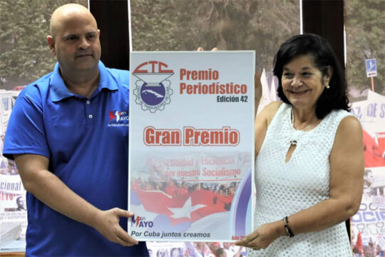 Este jueves, desde la Central de Trabajadores de Cuba se realizó el acto de premiación de los ganadores al concurso Primero de Mayo, un espacio para reconocer el talento y el compromiso con el periodismo
#1roDeMayo
#CubaEstáFirme 
#ALaPatriaSeDefiende