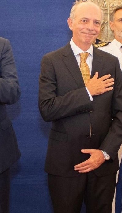 hoy según periodista de la diaria radio respecto al caso cardama la investigación administrativa concluyó que el contrato con dicha empresa fue por decisión política y no técnica y que ésta tuvo información interna que le permitió mejorar su oferta...
si esto no es joda...la joda