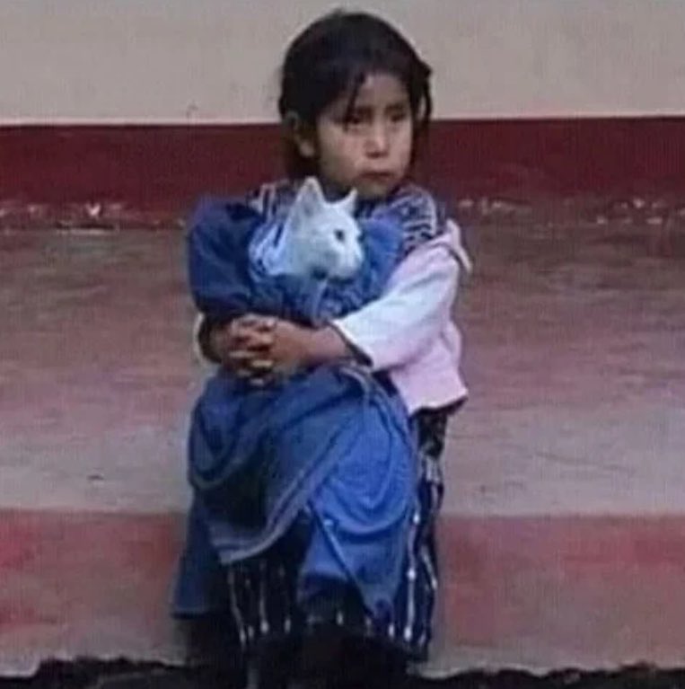 guclusinemm's tweet photo. Dünya, kendi üşürken montuyla bir canı ısıtan merhametli çocukların yürekleri  sayesinde ayakta kalacak.
Bir çocuğun küçücük kalbi, bazen koskoca dünyanın vicdanından daha büyüktür. https://t.co/HJc23wMYLF
