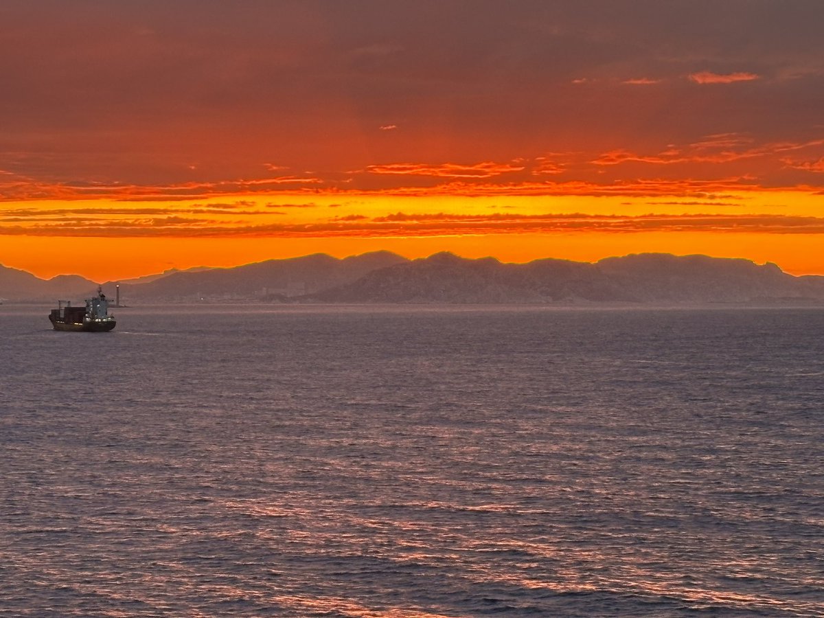 MsgrMike's tweet photo. Sunrise as our cruise ship sailed into Marseille this morning. https://t.co/FpwvrLwUU1