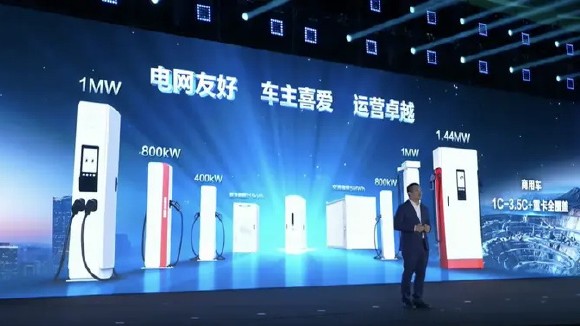 thinkercar's tweet image. Dual 94% silicon carbide (SiC) power platform and fully liquid-cooled megawatt charging solution drive NEV shift from electrification to “intelligence + ultra-fast charging”.
#Huawei launches upgraded DriveONE full-domain electric drive chassis – integrating full-stack tech (SiC