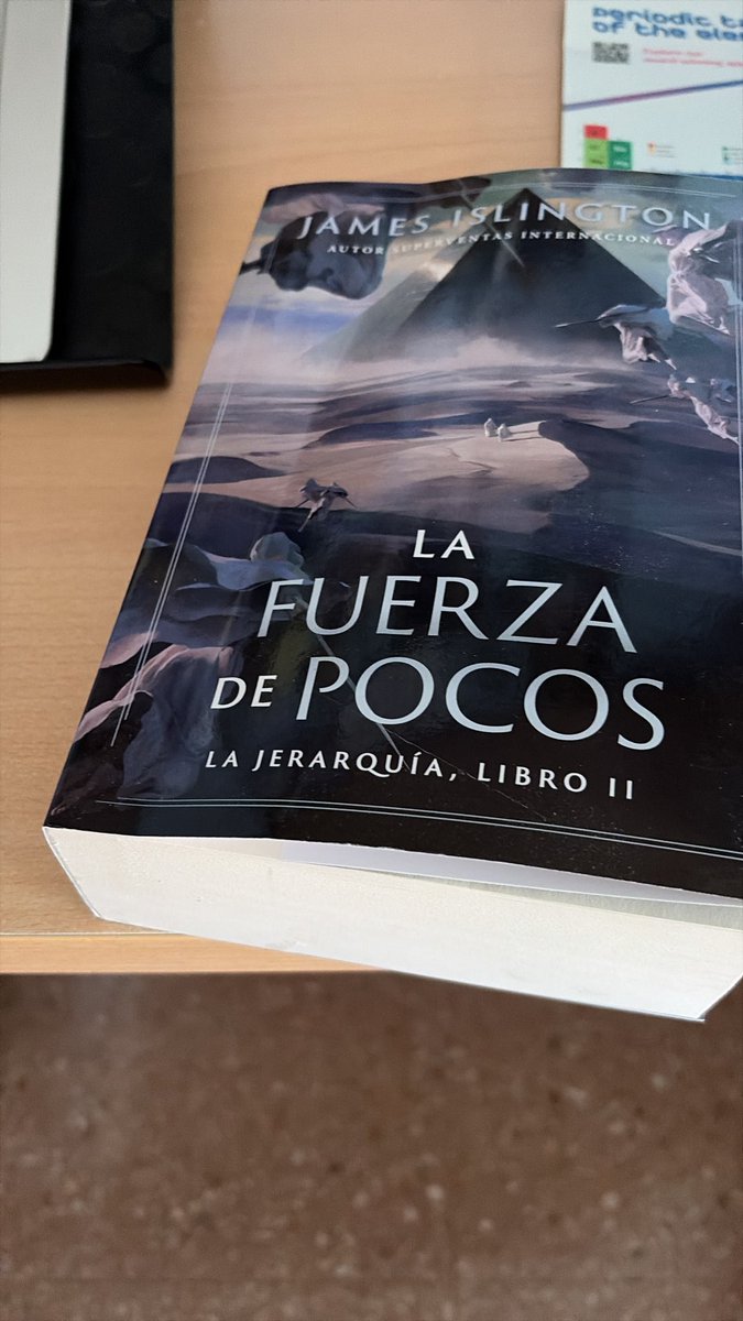 gonzlez_96's tweet photo. Querido @amazon crees que es normal que un libro que casi cuesta 30 euros llegue así? Doblado? De verdad? Tanto cuesta envolverlo? https://t.co/XcpIFKqOkE