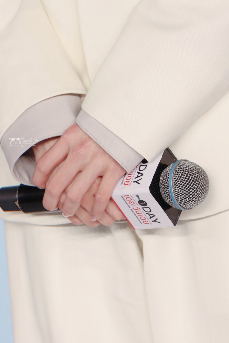 เหมือนไม่ได้ถ่ายเล็บกะมือพีพีมาหลายนานมากๆ มือสวยเล็บสวยที่หนึ่งในใจนี่เลย ㅠㅠ 

#The1Day2026 #The1xPPKRIT #ppkritt #พีพี