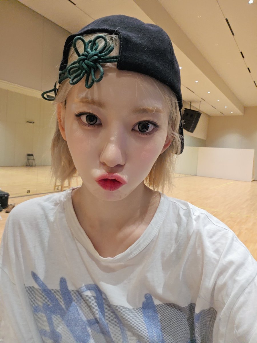 sserapics's tweet image. #SAKURA weverse dm update 

: I'm monitoring the prerecording today
: I think I was pretty today
: I hope it comes out soon
: Today's concept was
"Congratulations on being pretty."

: You looked pretty today. I think you're the best this year
I can't wait to see the fan cam
I'm